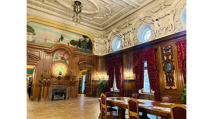 ポズナンスキの宮殿の大広間。当時の豪華な内装や家具がそのまま展示されている。