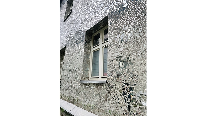 無数のミラーが埋め込まれたローズパサージュ