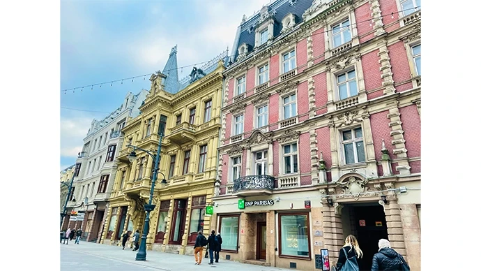 たくさんのショップやレストランが並ぶピョトルコフスカ通り