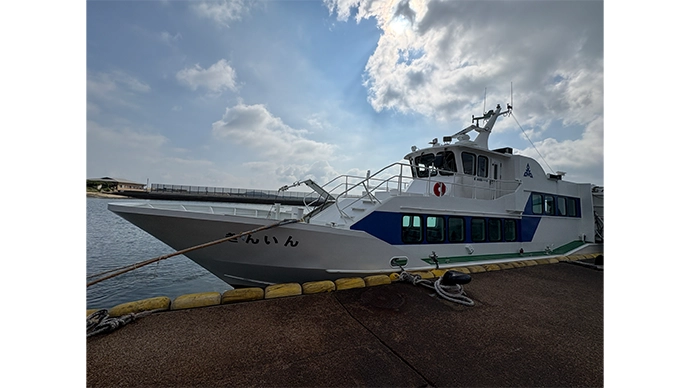 港に停泊する船