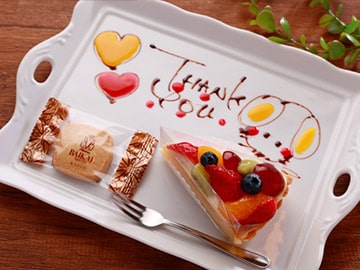 京都駅前の温泉がある宿泊施設のカフェのケーキセット