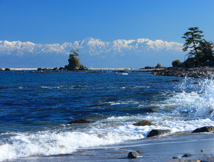 雨晴海岸から望む立山連峰