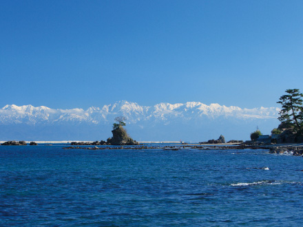 雨晴海岸から望む立山連峰