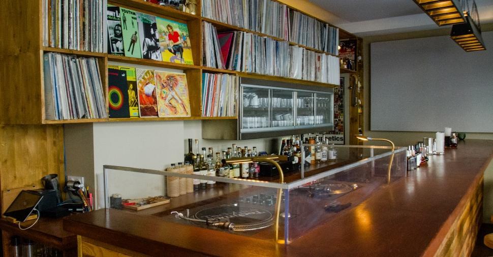 カクテルバー「フレクエンス(Frequence)」の店内