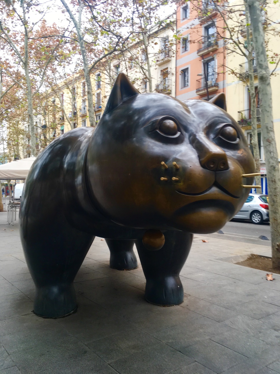 コロンビア人アーティスト、フェルナンド・ボテロの猫の彫刻作品