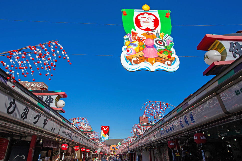 季節の彩りが楽しい仲見世（写真提供＝台東区）