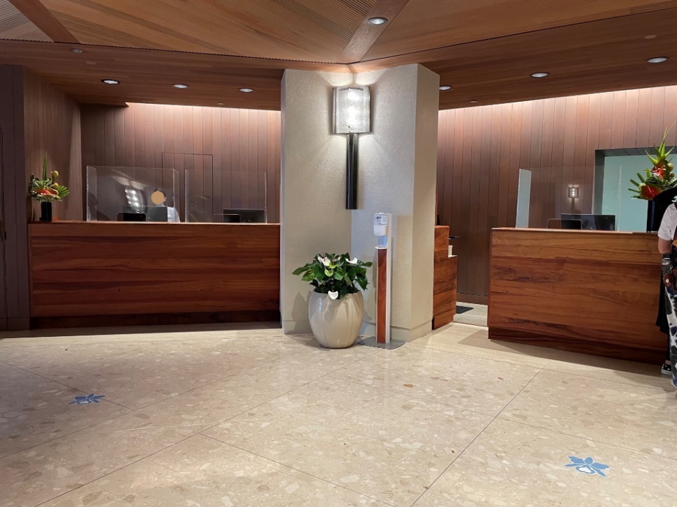 再び磨き上げられたロビーデスク/>
<span class=