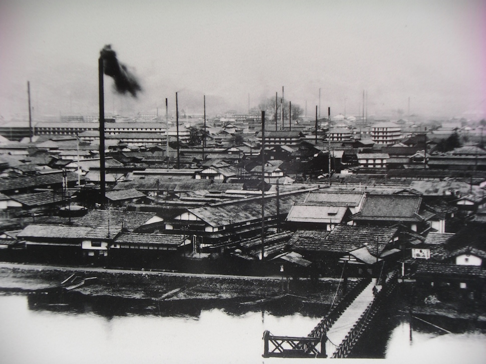 天竜川沿いに立つ工場