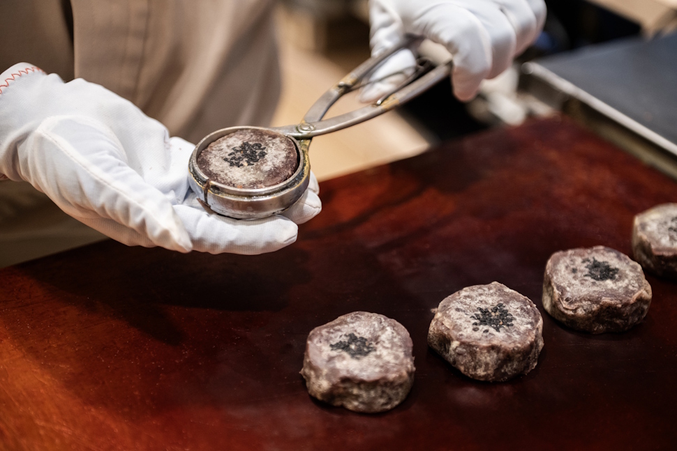 実演販売している「名代金鍔」