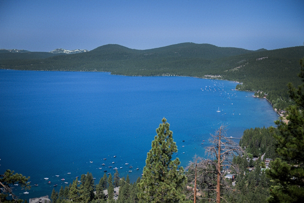透き通った湖と雄大なシエラネバダ山脈のパノラマビュー