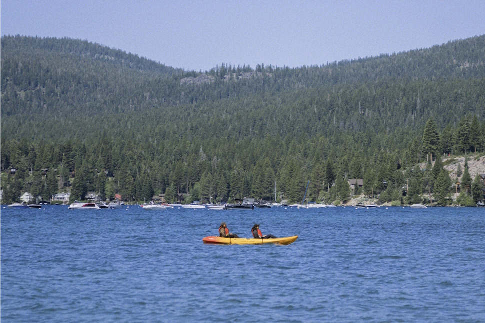 ボートやカヤック、サップを楽しんでいる