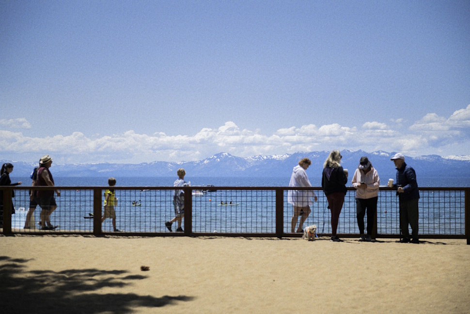 シエラネバダ山脈に囲まれた湖