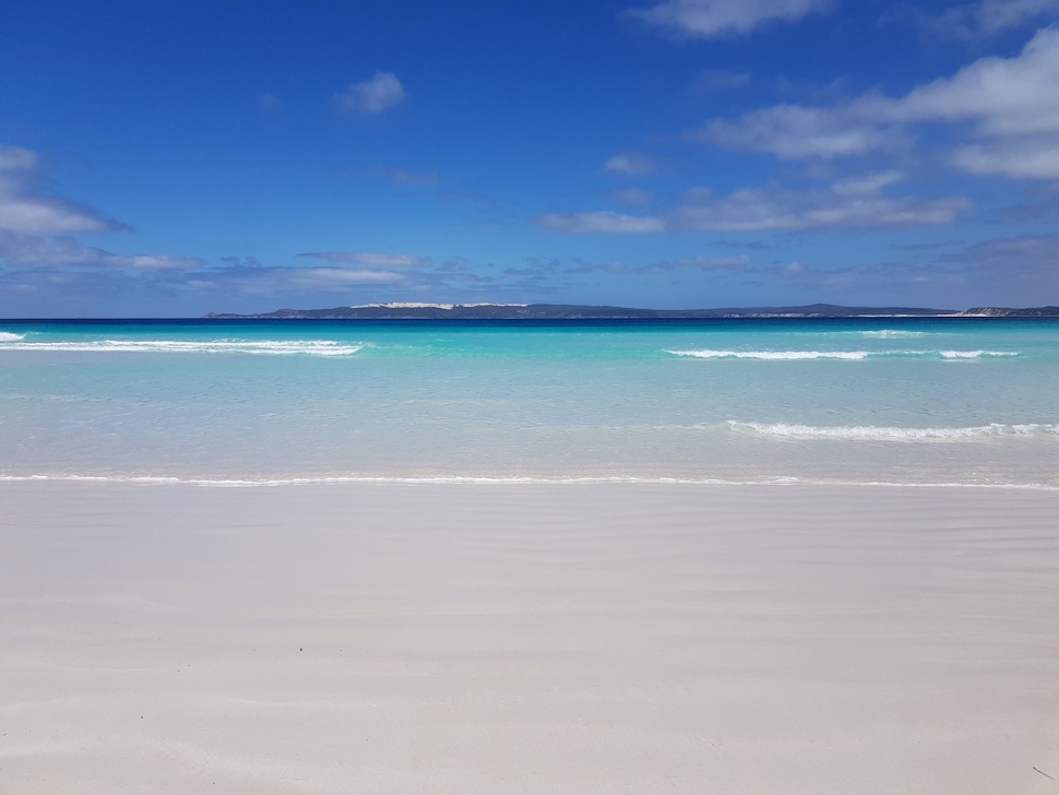 真っ白なビーチと透き通るような青い海