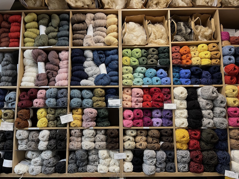 ロピ+シルク、ロピ+アルパカというブレンドの毛糸もある