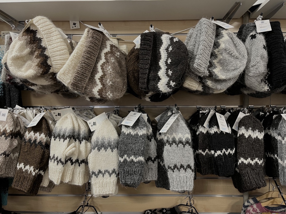 セーターだけでなく、ミトンや帽子なども