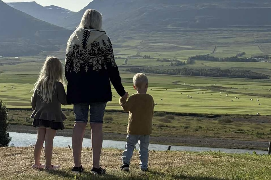 アイスランドの家族にそれぞれのロパペイサを着てもらった