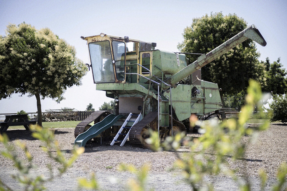 昔使われていたトレーラーをロンが子供の遊具に改造。ファミリーフレンドリーな場所