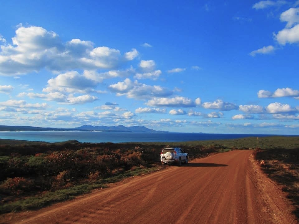 赤土の未舗装道路