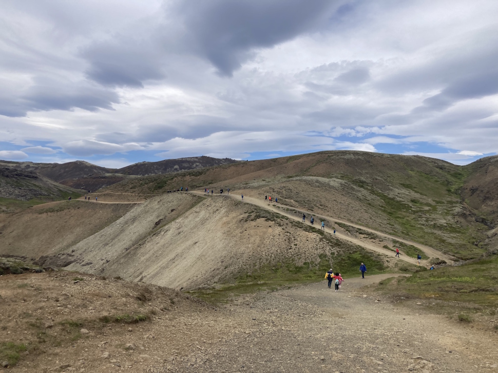 駐車場から川までおよそ4㎞、1時間半ほどのハイキング