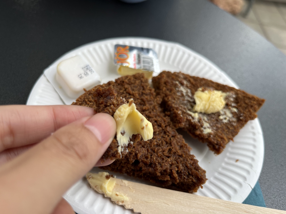 バターをつけて食べるのがアイスランド流