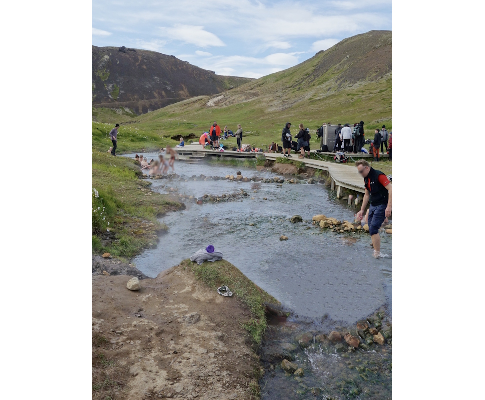 更衣室はなく仕切り板があるだけなのでワイルドに着替える必要がある