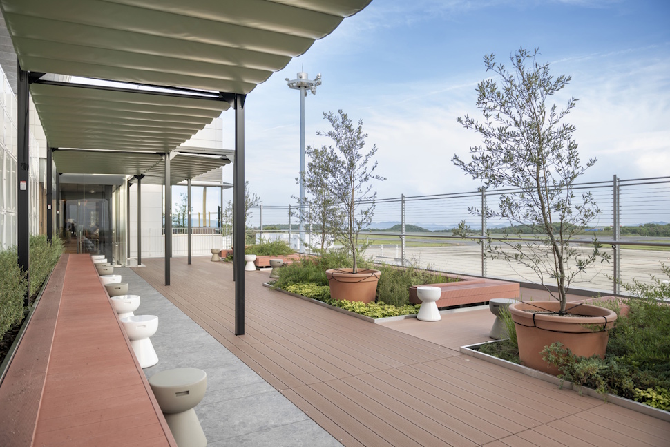 広島空港内にあるラウンジ「YAMANANI VILLA」を受託運営