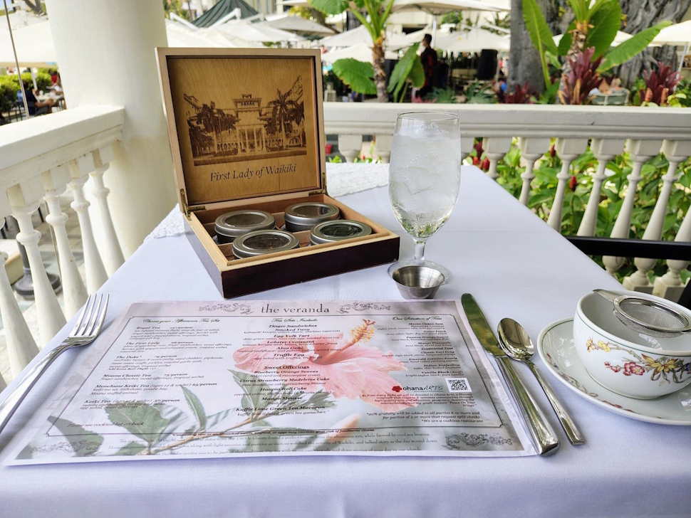 紅茶の葉と美しいティーカップ