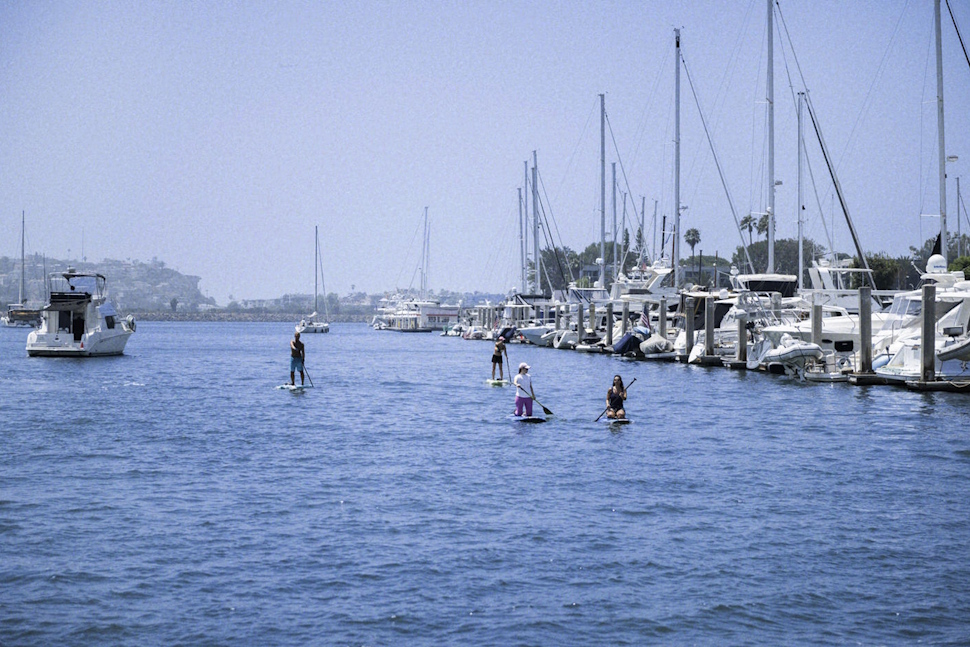 マリーナの風景。船も人も近くで行き交う海の道が広がっている
