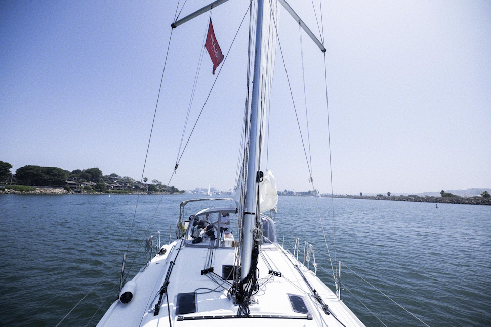 波風が少ない時はヨットの上も自由に歩き回れていろんな角度で景色を見られる