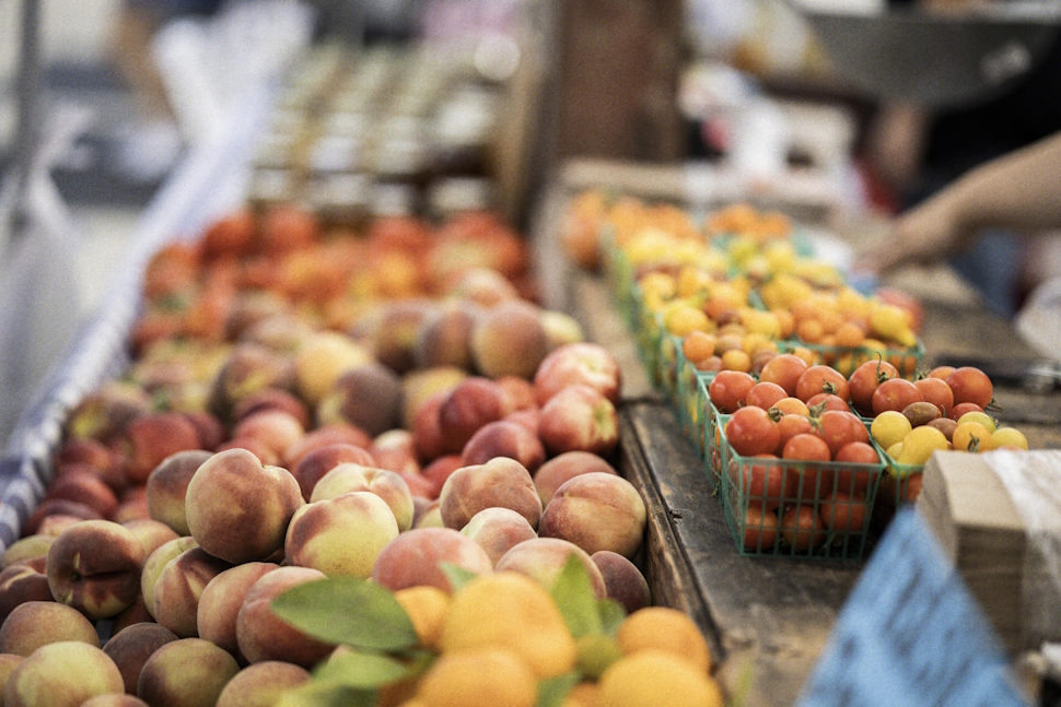 土曜日に一度だけ開催されるファーマーズマーケット。地元の人や観光客で賑わっている