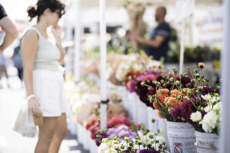 花の香りがいたる所で漂ってくる。一輪買ってホテルの客室に飾ると滞在中も花の香りに癒される