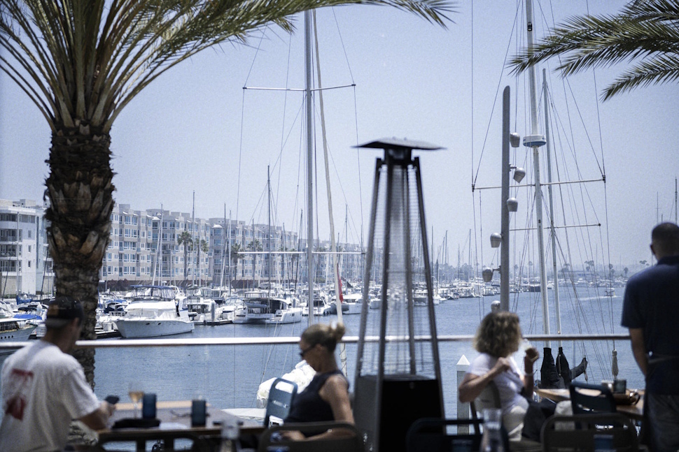 レストラン「Brizo Bar & Restaurant」のテラス席からの眺め。目の前には広々としたハーバービューが広がる