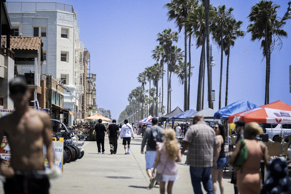 ビーチのすぐそばはショッピングストリートになっていて買い物も楽しめる