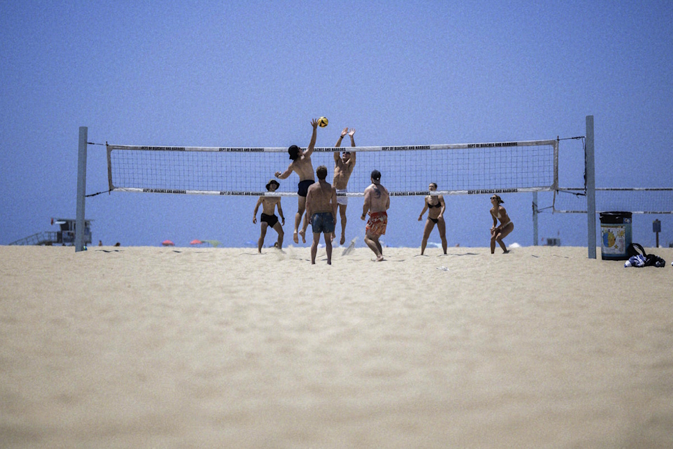 ビーチバレーをしている人たち