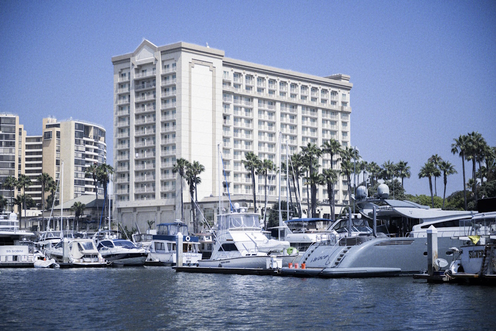 ホテルを海から望むと、まるで海上に浮かんでいるかのように見えるほど海が近い