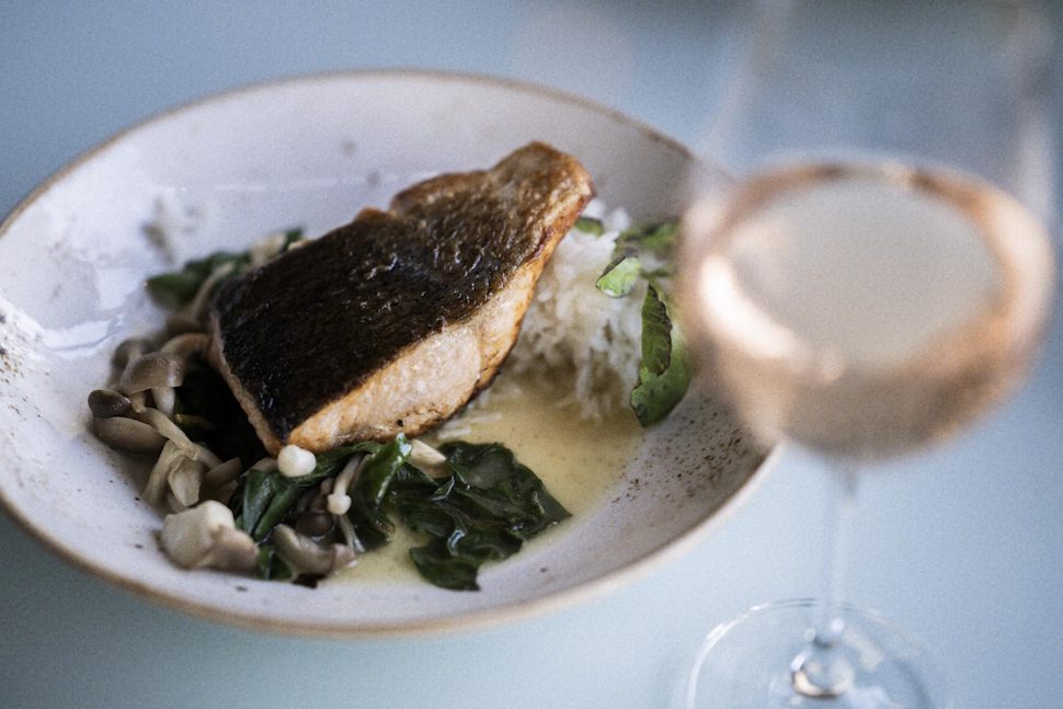 サーモンのオレンジ味噌バター添えの料理はロゼワインとの相性がピッタリ