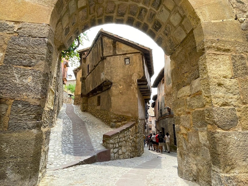 昔の城門の向こうに見えるのは14世紀に建てられたフリアネータの家