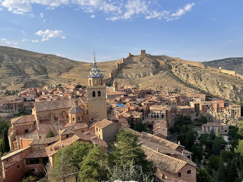 城跡からの美しい眺め。奥に見える城壁下の道からの眺めも素晴らしい