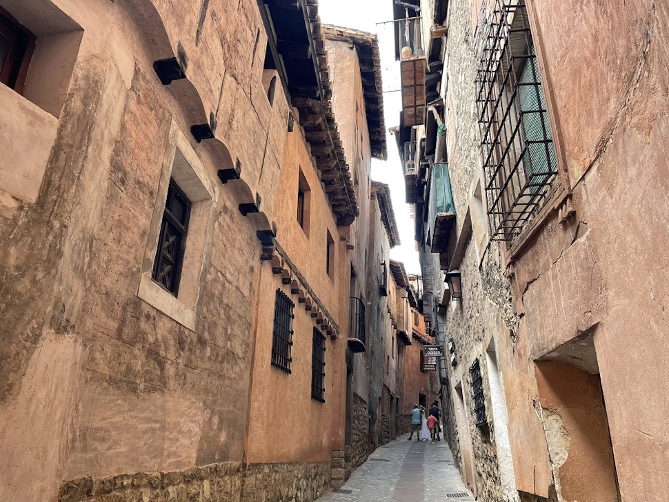 情緒あふれる石畳の細道