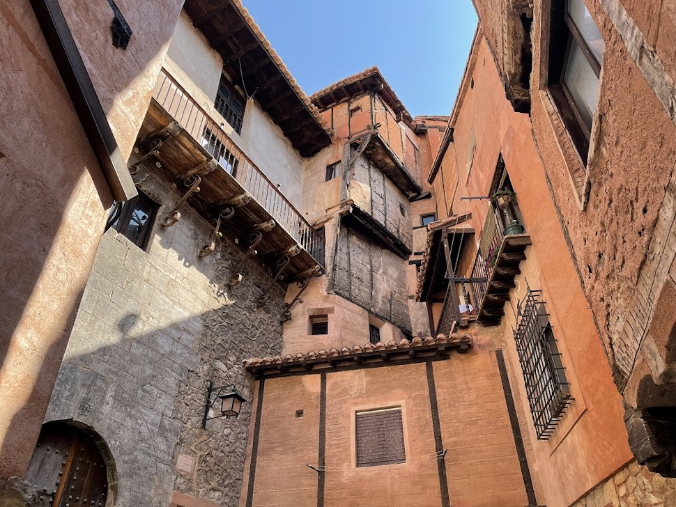 ふと上を見上げると増築を重ねたような家々が