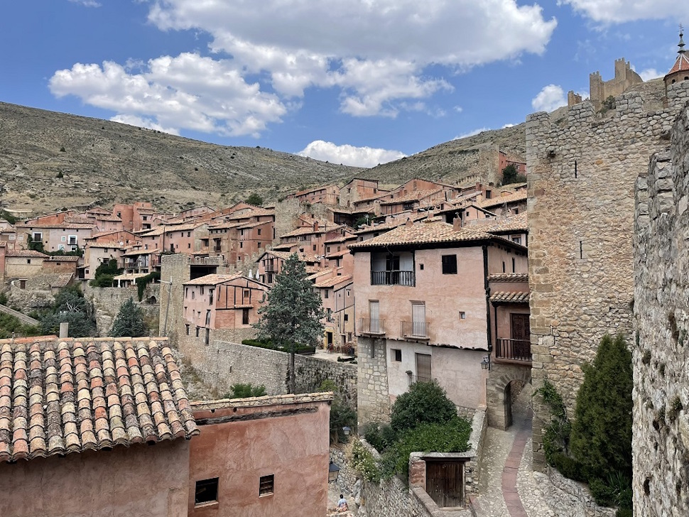 城壁の外側にも古い家が立ち並ぶ