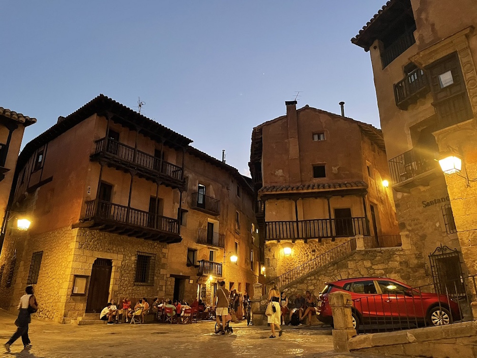 日没後のマヨール広場の一角。反対側には村役場がある