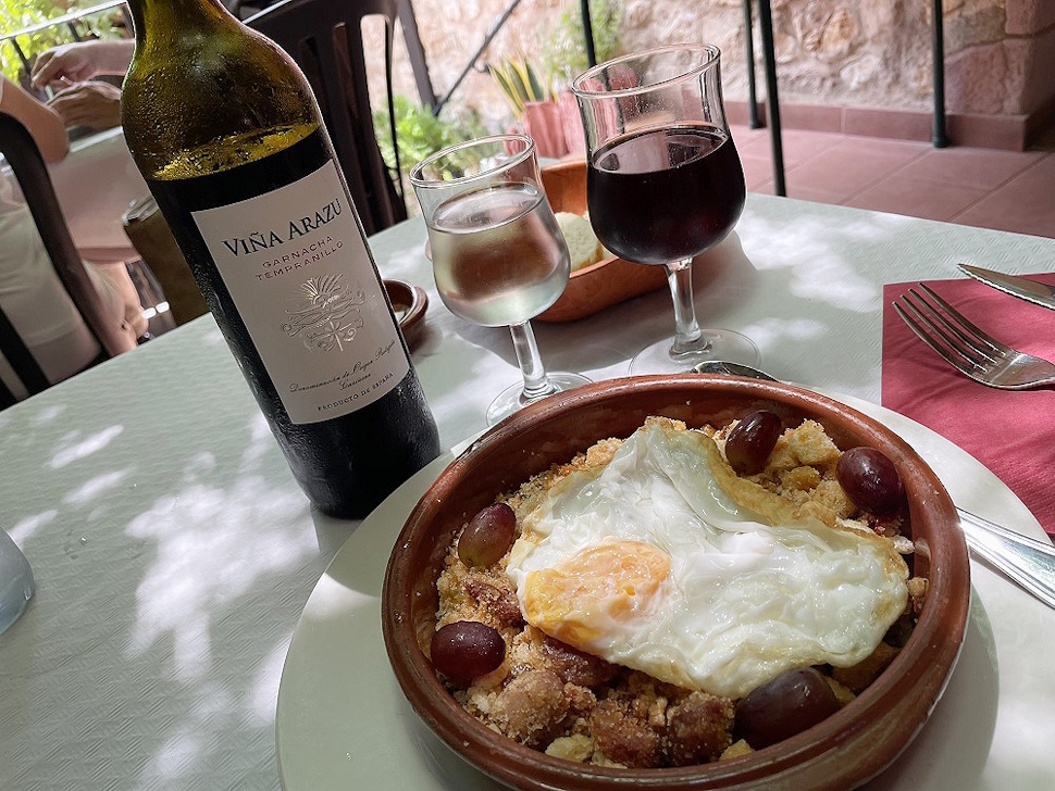 パンを炒めた素朴な郷土料理のミガス