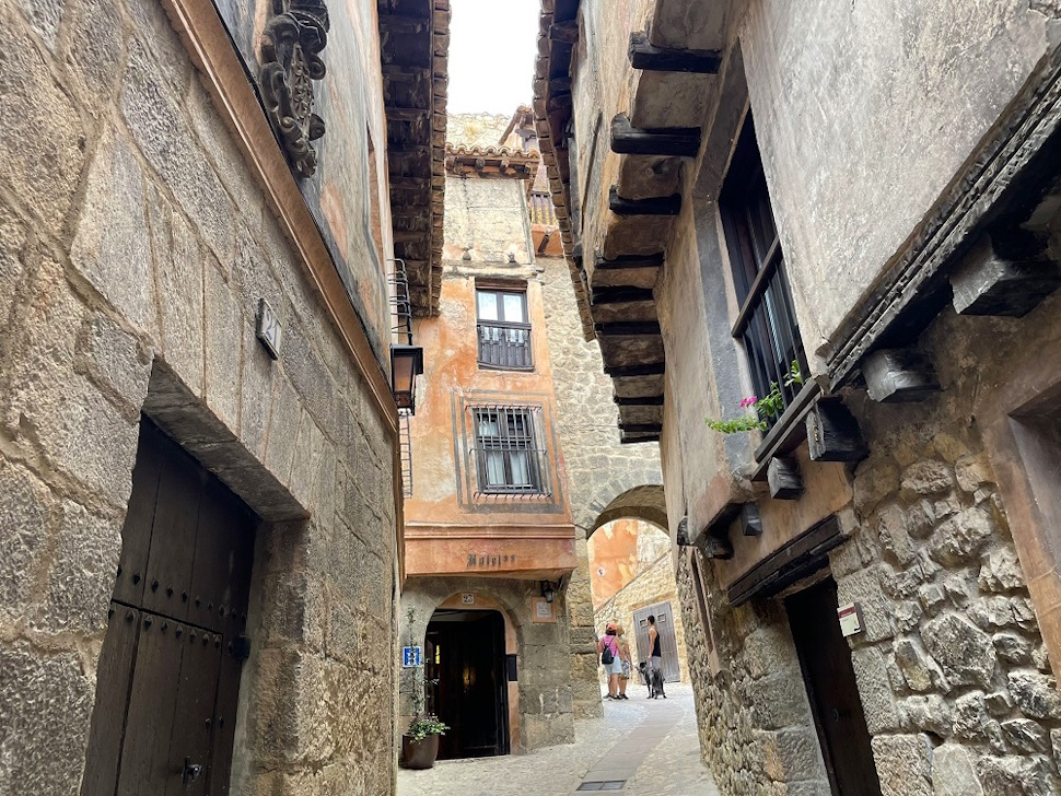 正面に見えるのが城壁を拝借しているホテル