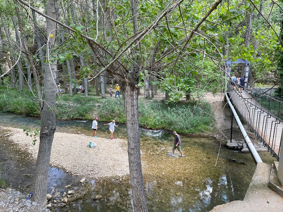 川沿いの遊歩道を歩くのも楽しい