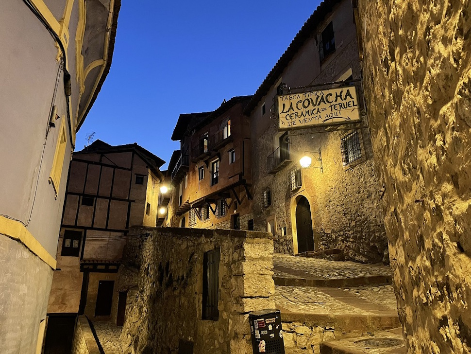 村の中は石畳の坂道や階段が多い