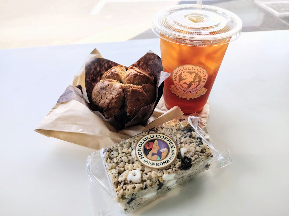 ブルーベリー・コーン・マフィンとクッキー＆クリーム・ライスクリスピー、アイスティー