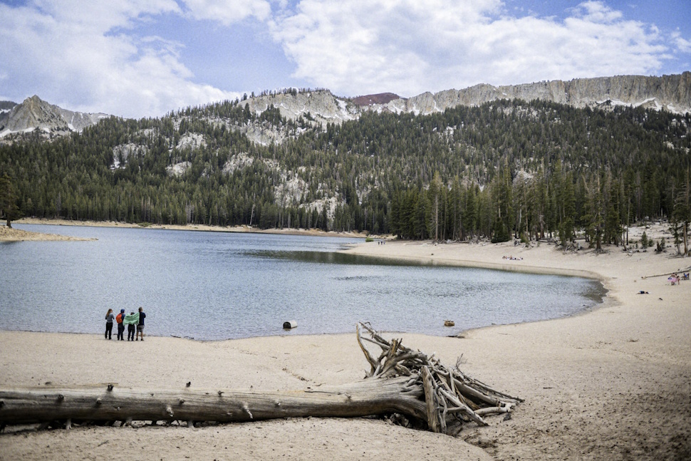 ホースシュー湖。火山活動によって枯れた木々が立ち並ぶ独特な景観を眺めることができる