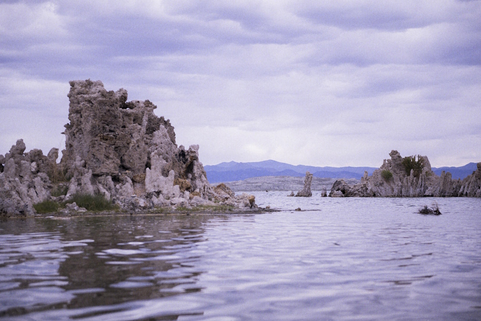 アルカリ性で塩分濃度の非常に高い塩湖であるモノ湖。自然の石柱「トゥファ」が立ち並んでいる
