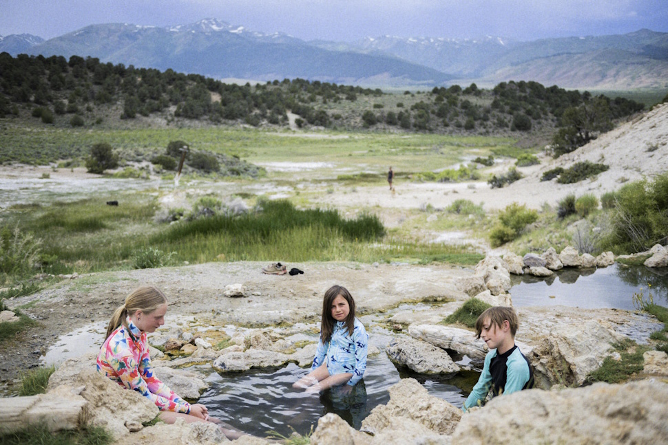 自然温泉に浸かる子どもたち。「滑りやすいから気をつけて！」と声をかけてくれた